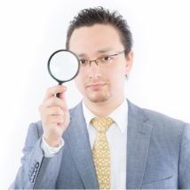 鑑定する男性