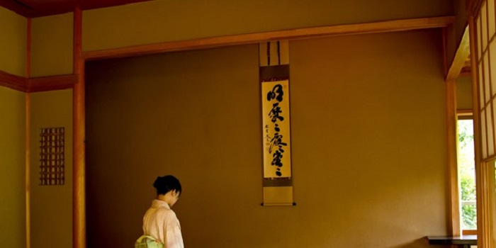 掛け軸と着物女性