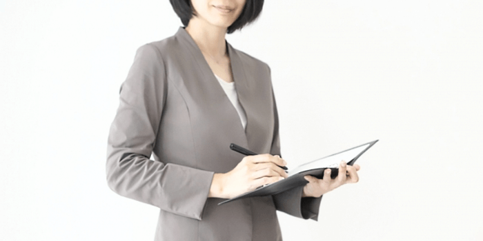 書類を持つ女性