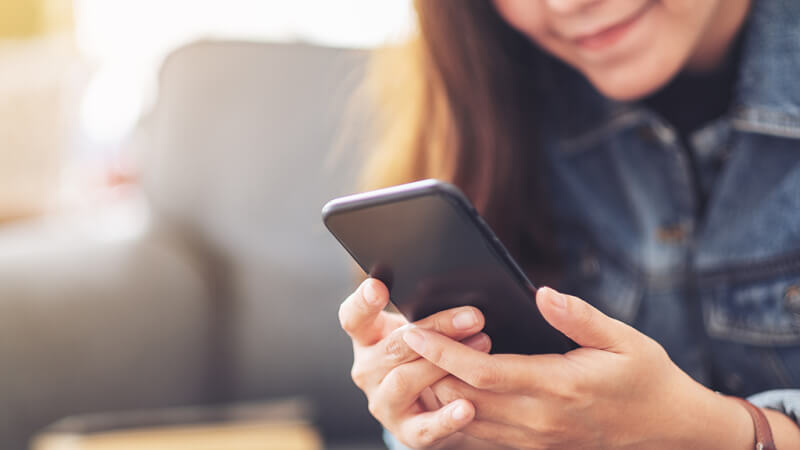 スマートフォンをみる女性