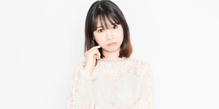 悩む女性